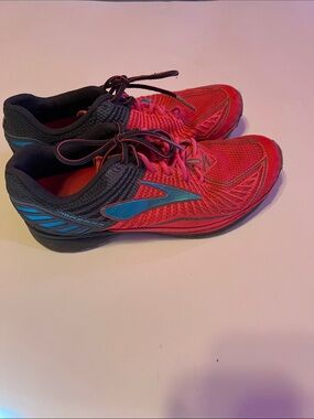 Brooks Mazama Trail Running Shoes with Blue Accents Size 7.5